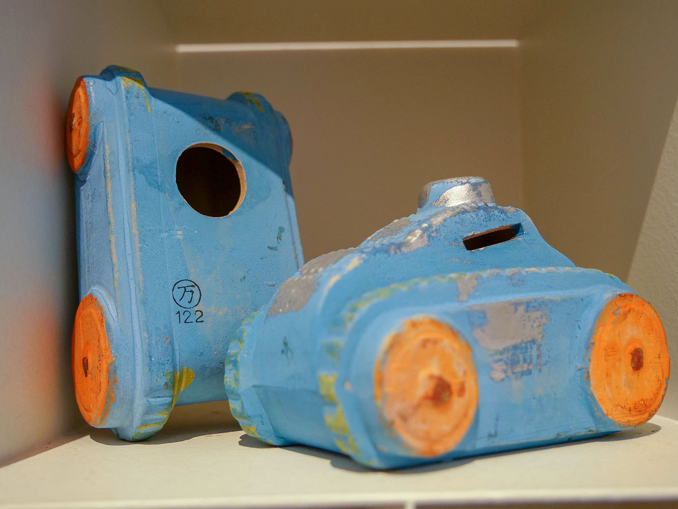 戦車の形をした貯金箱。色使いがかわいらしい