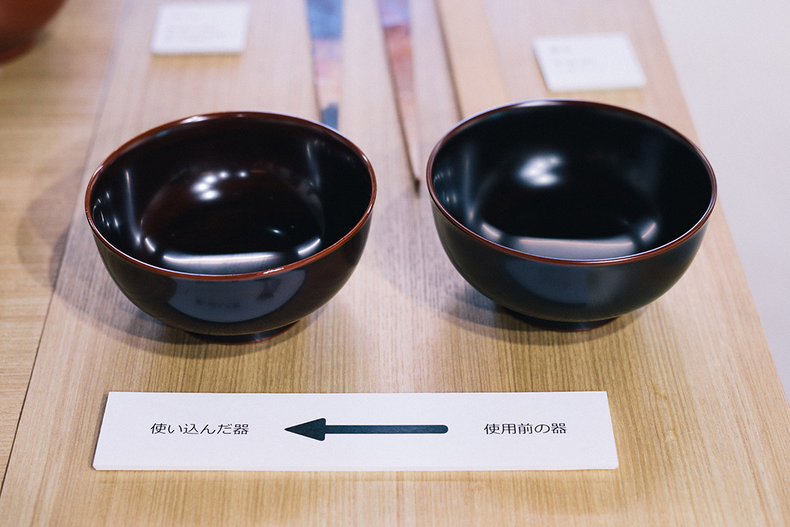漆器は最後に磨いて仕上げるのが一般的だが、「滴生舎」ではあえて磨かない