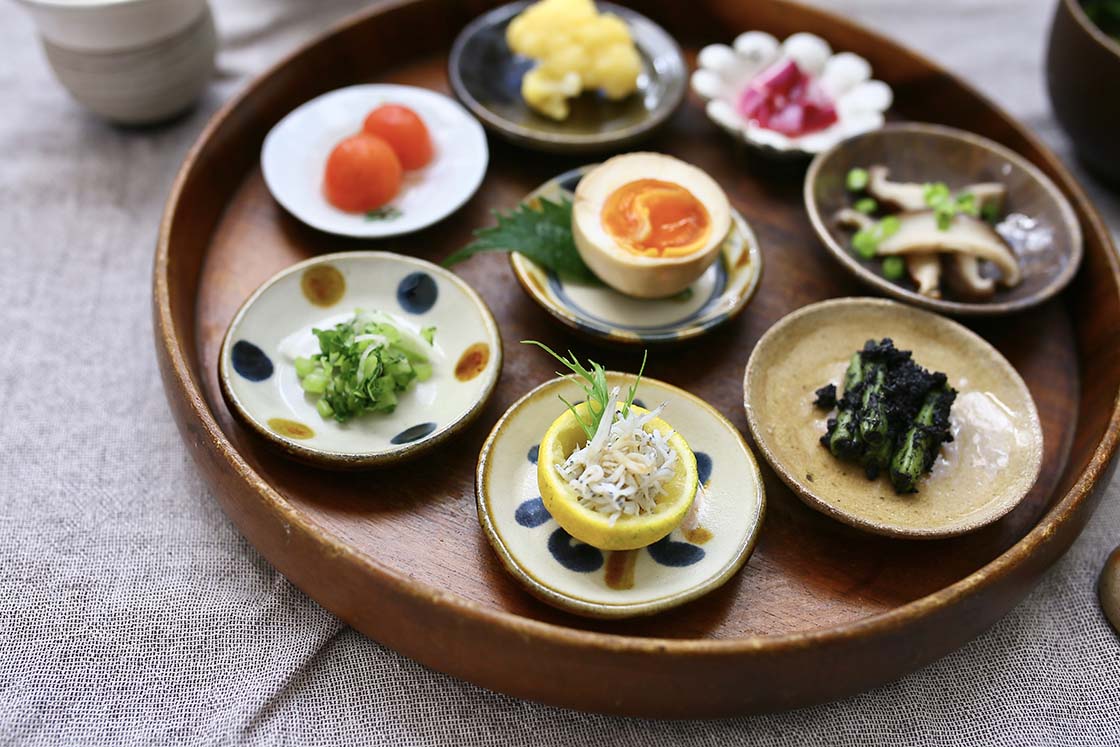 やちむんの豆皿。陶真窯の作品