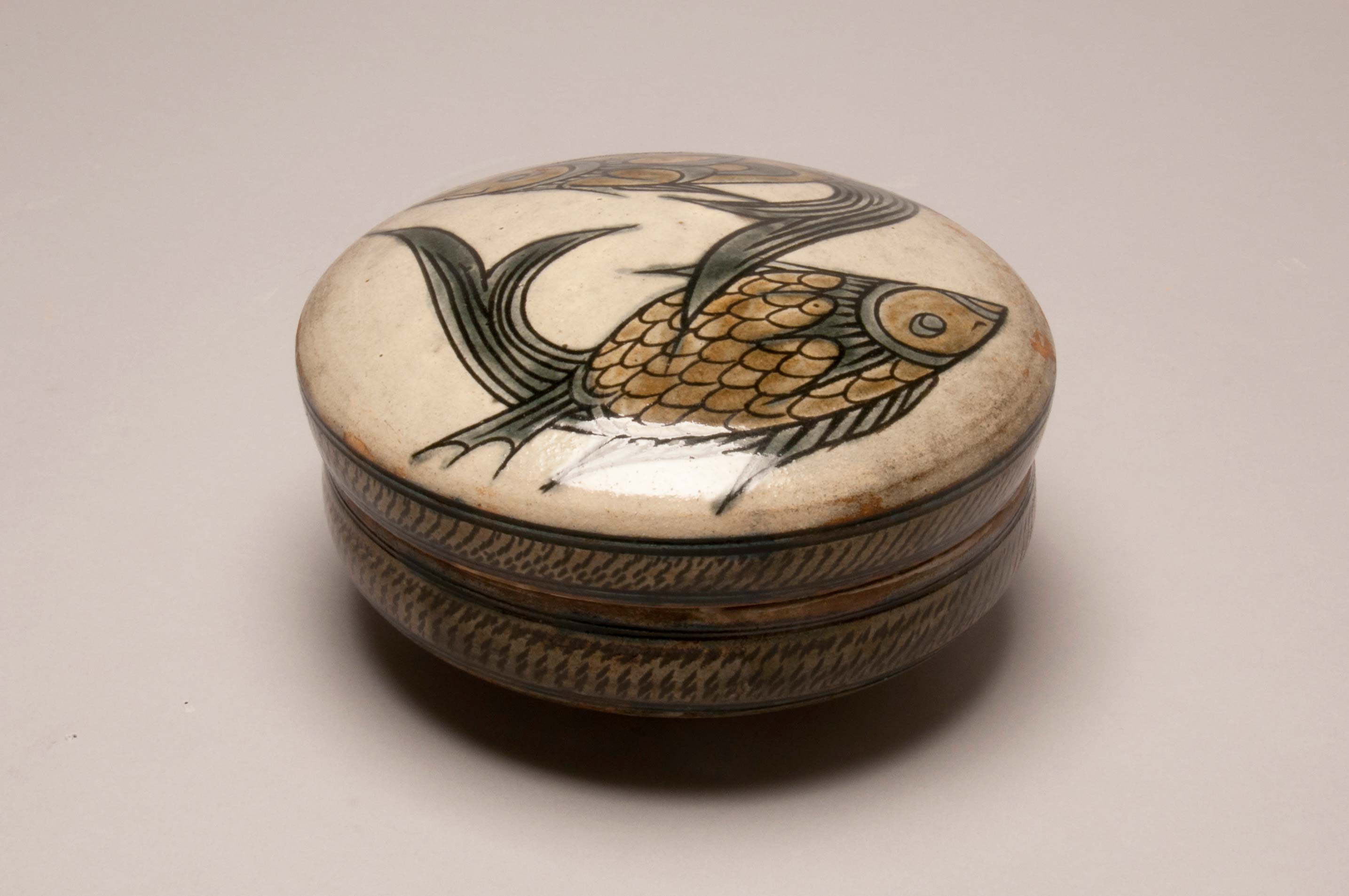 線彫双魚文蓋物。宮城智の作品